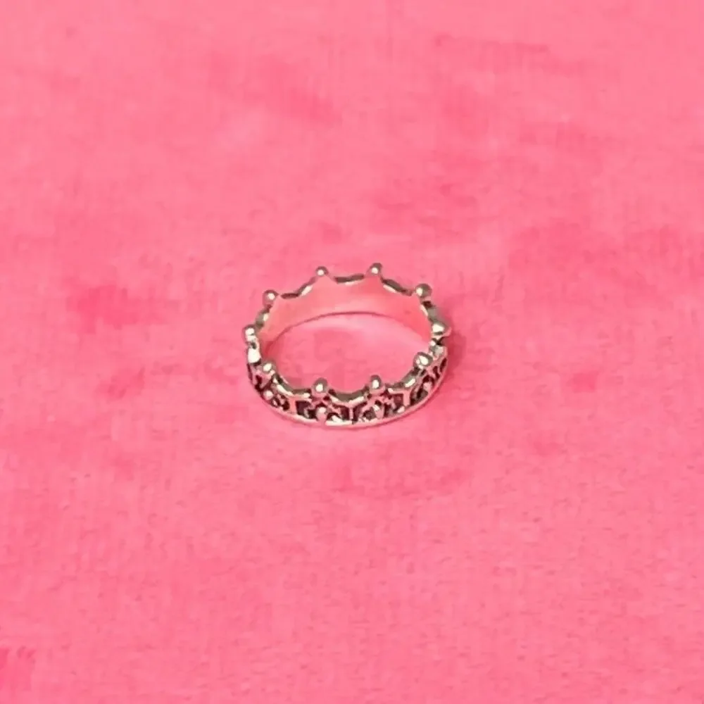 Women's Vintage Ring Very Good Condition Silver and Black Crown Size 4.75